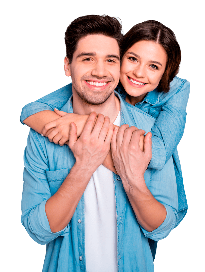 Pareja abrazada y sonriendo